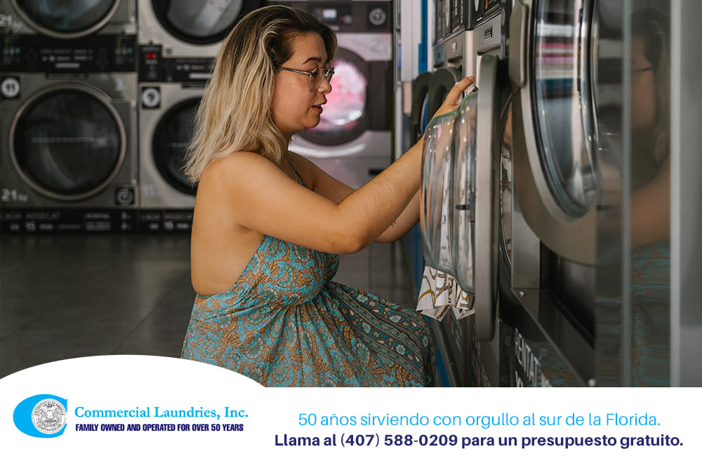Máquinas de lavar ropa en una lavandería de monedas Fotografía de